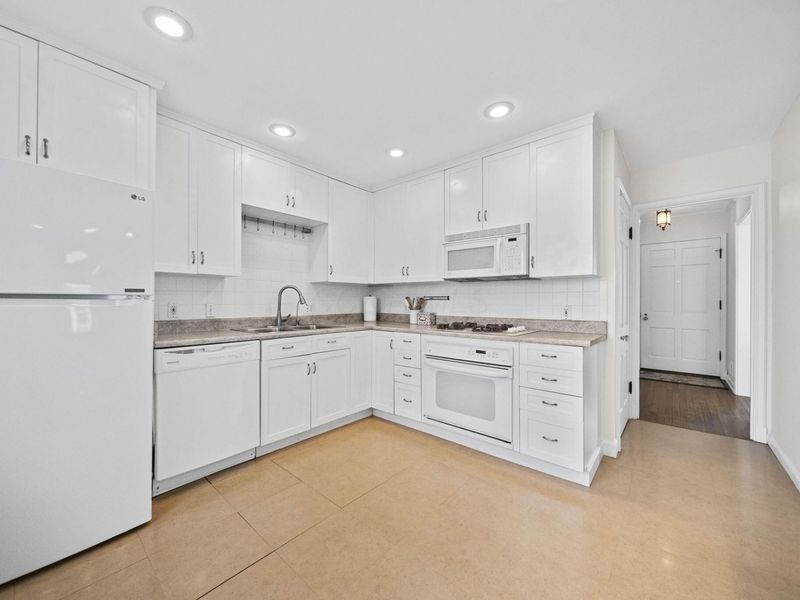 94 W Riverglen Drive, Columbus, OH 43085 Photo 18