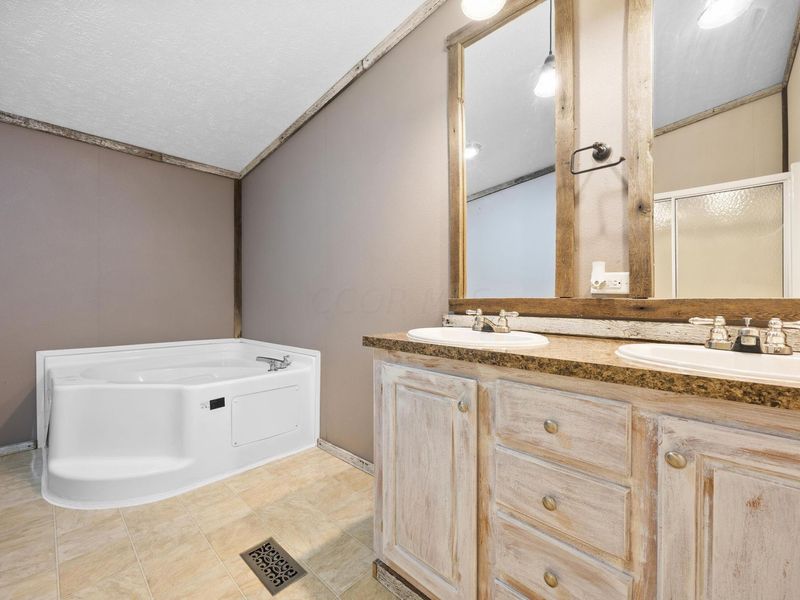 9176 Baker Road NE, Saint Louisville, OH 43071 Photo 21