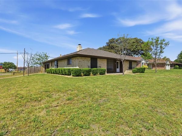 1910 Green Meadow Court , Arlington, TX 76013