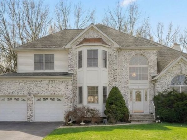 6 Breanne Ct, East Hanover, NJ 07936