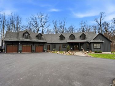 1049 Willardshire Road , Orchard Park, NY 14127