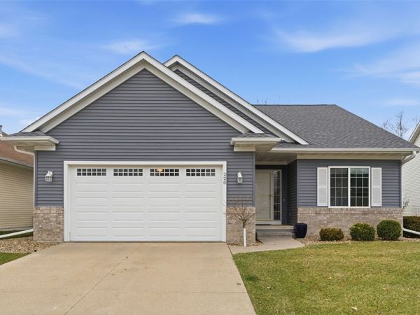 220 S Blairsferry Crossing, Hiawatha, IA 52233