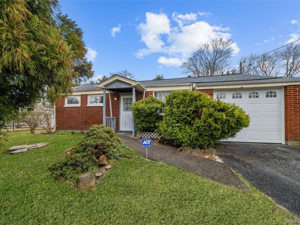 1656 N Gardiner Drive , Bay Shore, NY 11706