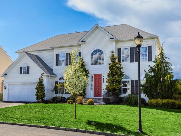 32 Avolet Court, Mount Sinai, NY 11766