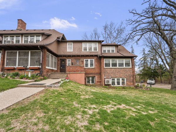 2 Breezy Point Road , Clinton, IA 52732