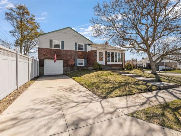 2 Fern Place , Plainview, NY 11803