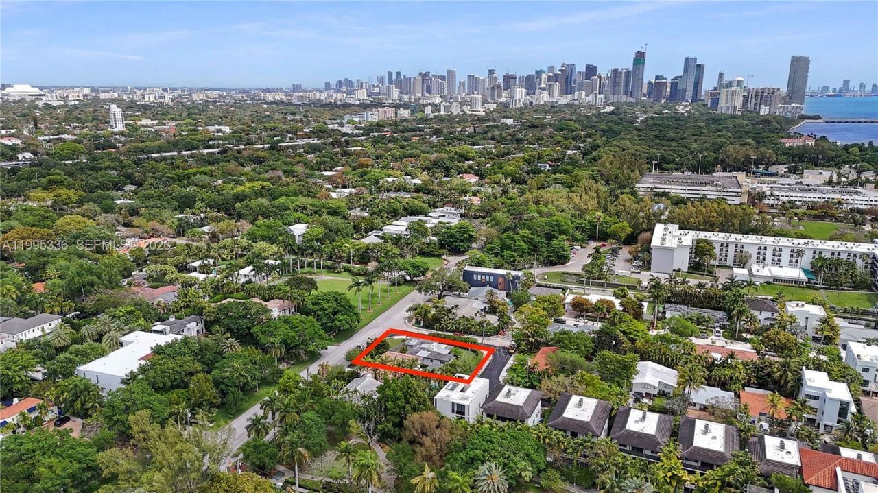 1630 S Bayshore Dr, Miami, FL 33133 Photo