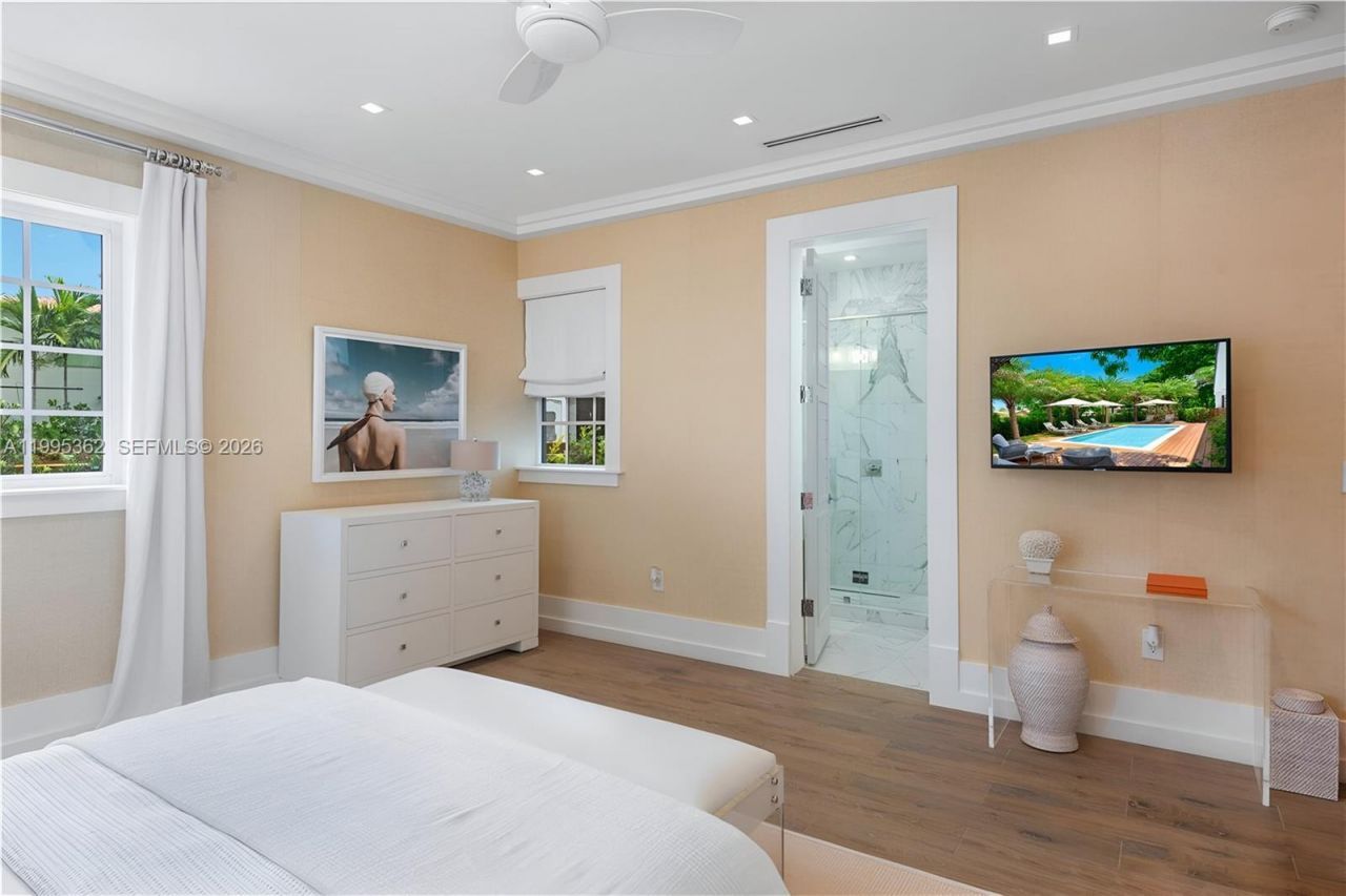 2575 Pine Tree Dr, Unit ., Miami Beach, FL 33140 Photo