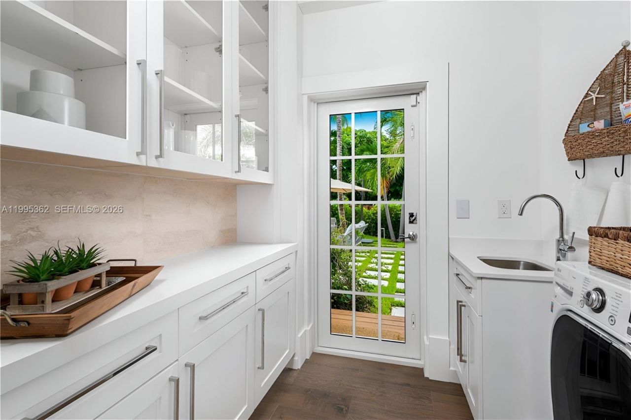 2575 Pine Tree Dr, Unit ., Miami Beach, FL 33140 Photo