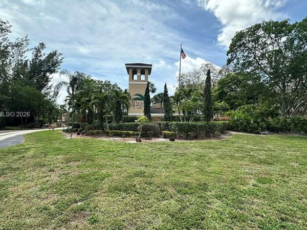 450 W Palm Cir W, Unit 207, Pembroke Pines, FL 33025