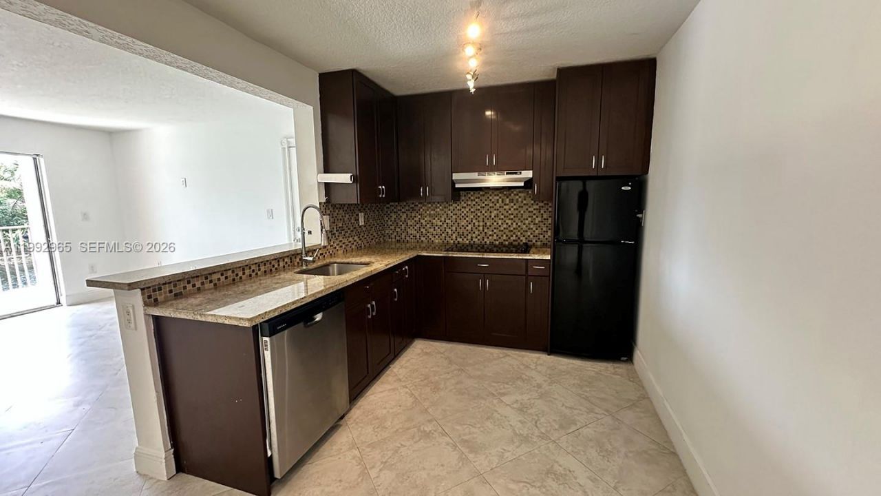 450 W Palm Cir W, Unit 207, Pembroke Pines, FL 33025 Photo