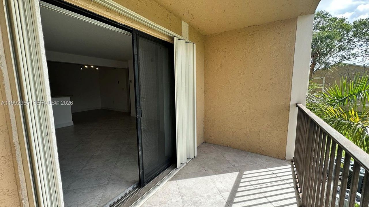450 W Palm Cir W, Unit 207, Pembroke Pines, FL 33025 Photo
