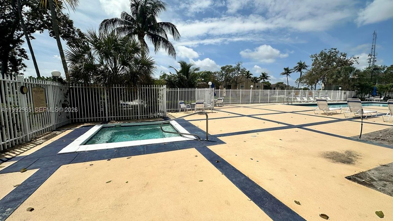 450 W Palm Cir W, Unit 207, Pembroke Pines, FL 33025 Photo