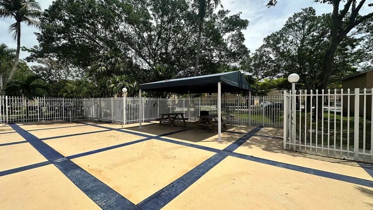 450 W Palm Cir W, Unit 207, Pembroke Pines, FL 33025 Photo