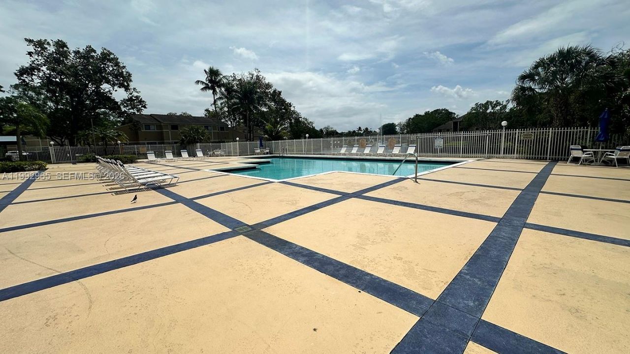450 W Palm Cir W, Unit 207, Pembroke Pines, FL 33025 Photo