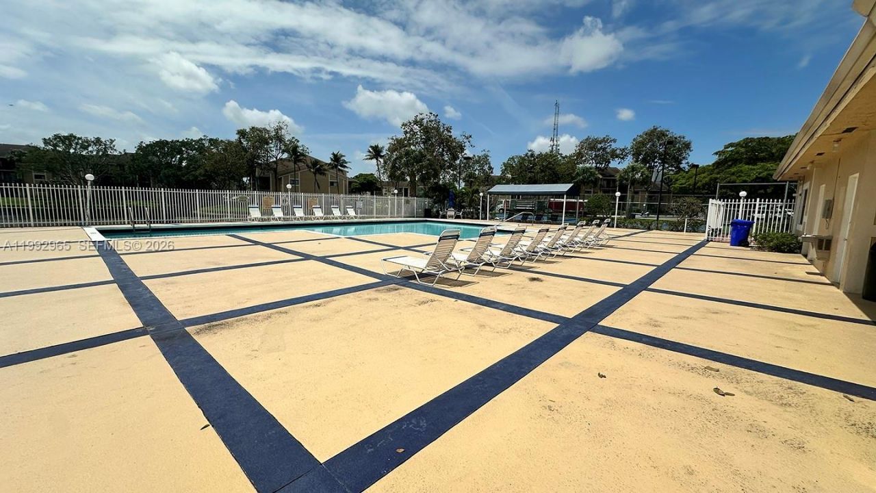 450 W Palm Cir W, Unit 207, Pembroke Pines, FL 33025 Photo