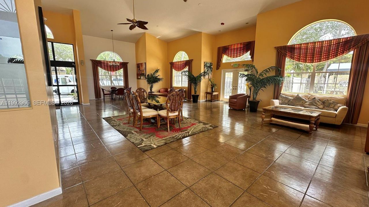 450 W Palm Cir W, Unit 207, Pembroke Pines, FL 33025 Photo