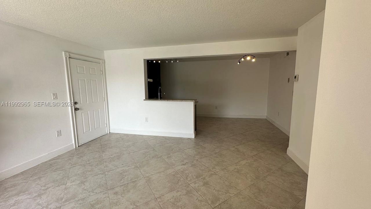 450 W Palm Cir W, Unit 207, Pembroke Pines, FL 33025 Photo