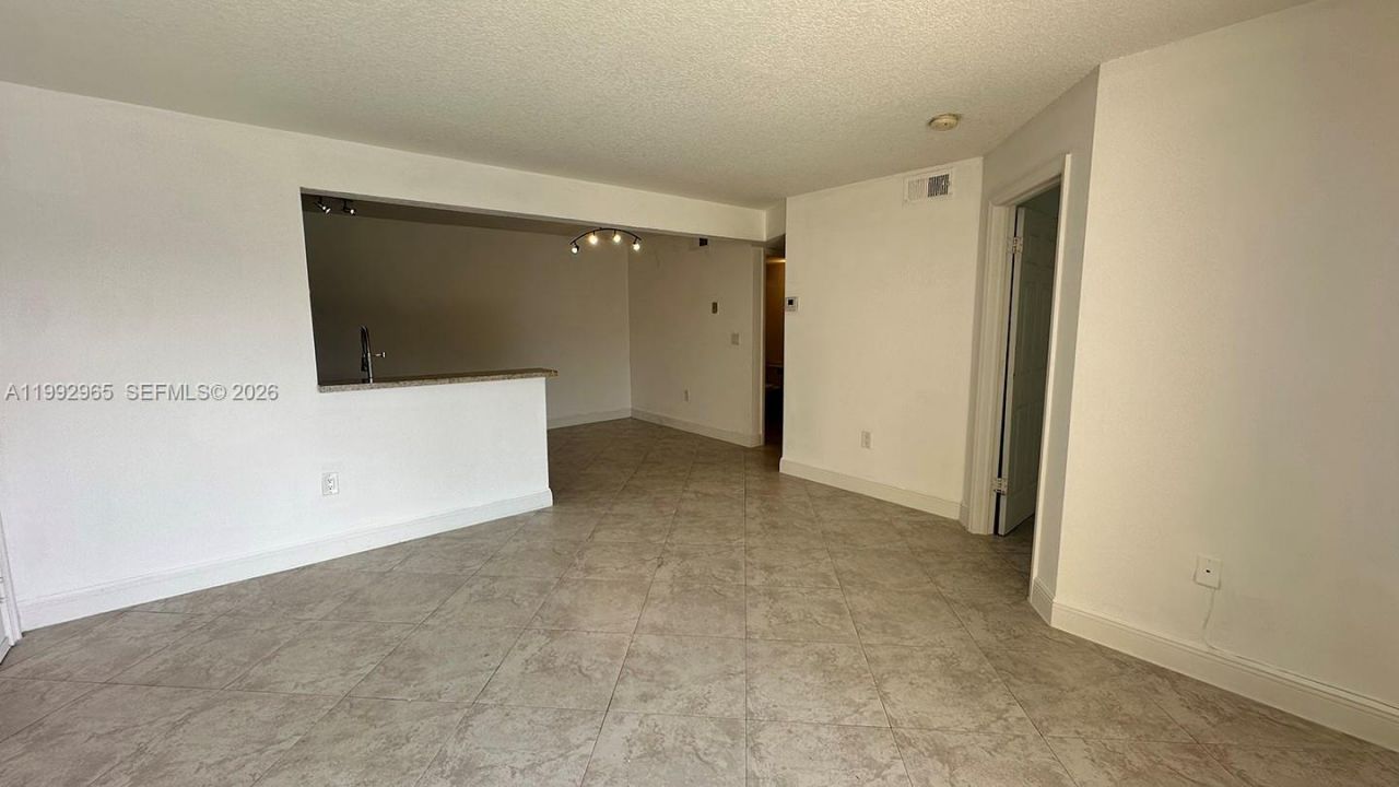 450 W Palm Cir W, Unit 207, Pembroke Pines, FL 33025 Photo