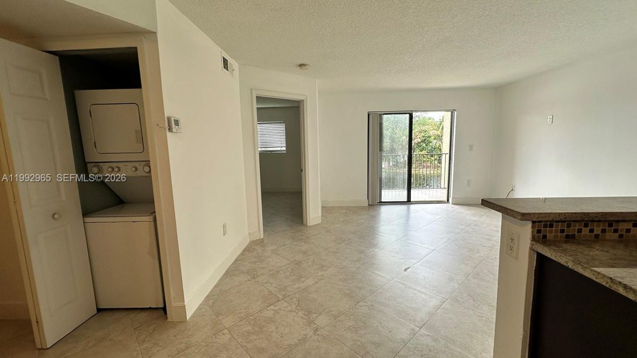 450 W Palm Cir W, Unit 207, Pembroke Pines, FL 33025 Photo