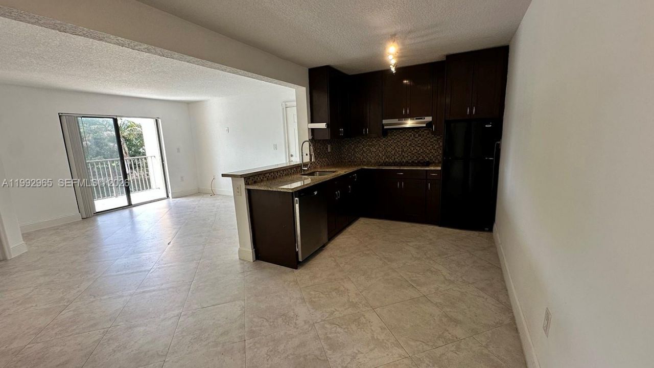 450 W Palm Cir W, Unit 207, Pembroke Pines, FL 33025 Photo