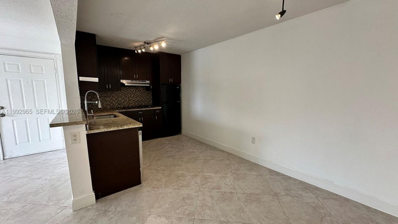 450 W Palm Cir W, Unit 207, Pembroke Pines, FL 33025 Photo