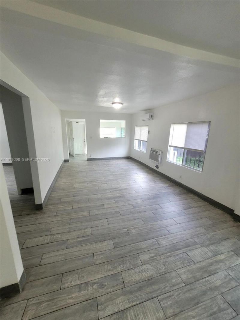 5720 NE Miami Pl , Miami, FL 33137 Photo