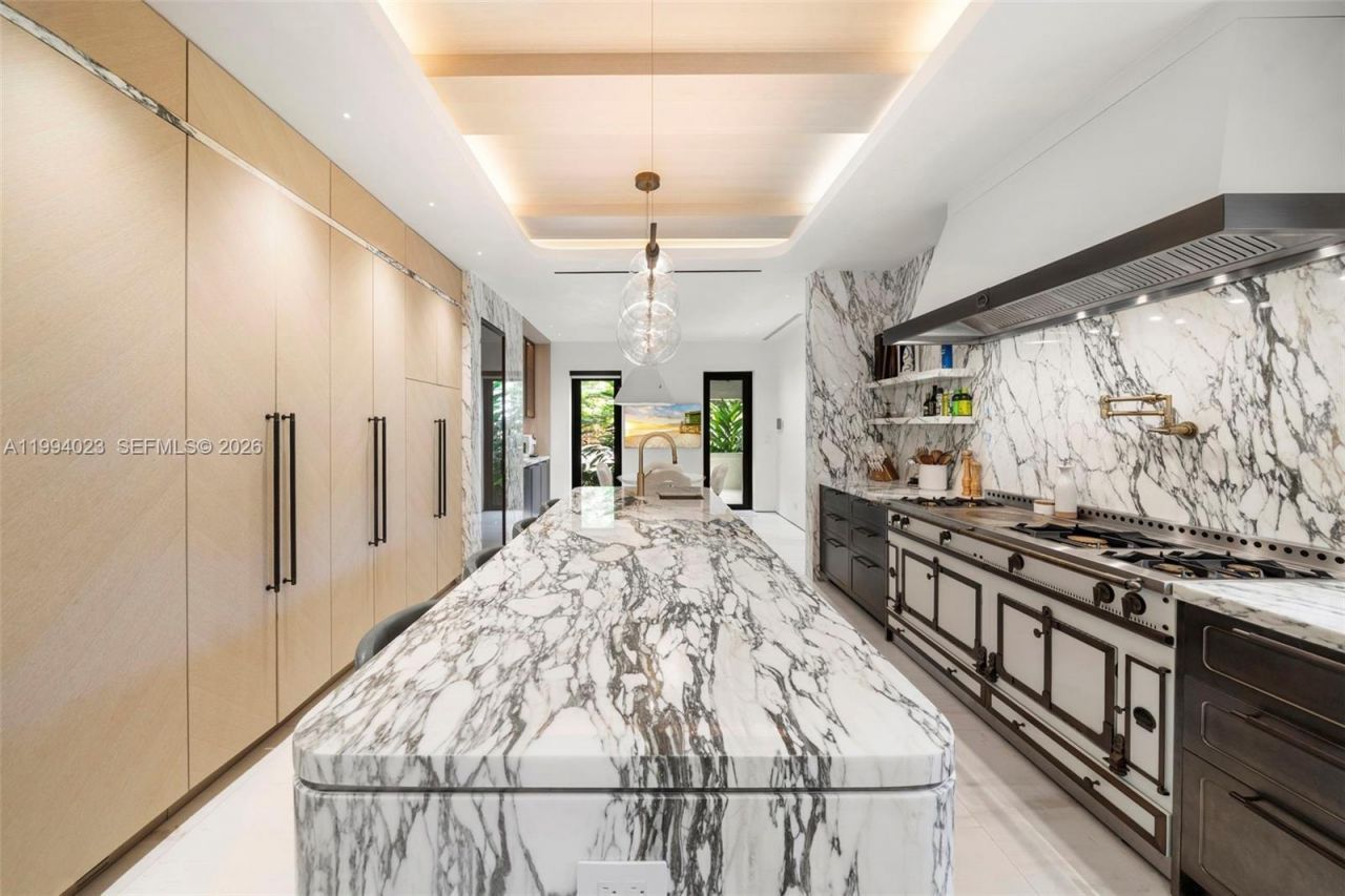 3681 Flamingo Dr , Miami Beach, FL 33140 Photo