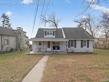 636 Thompson Lake Avenue, Howell, MI 48843