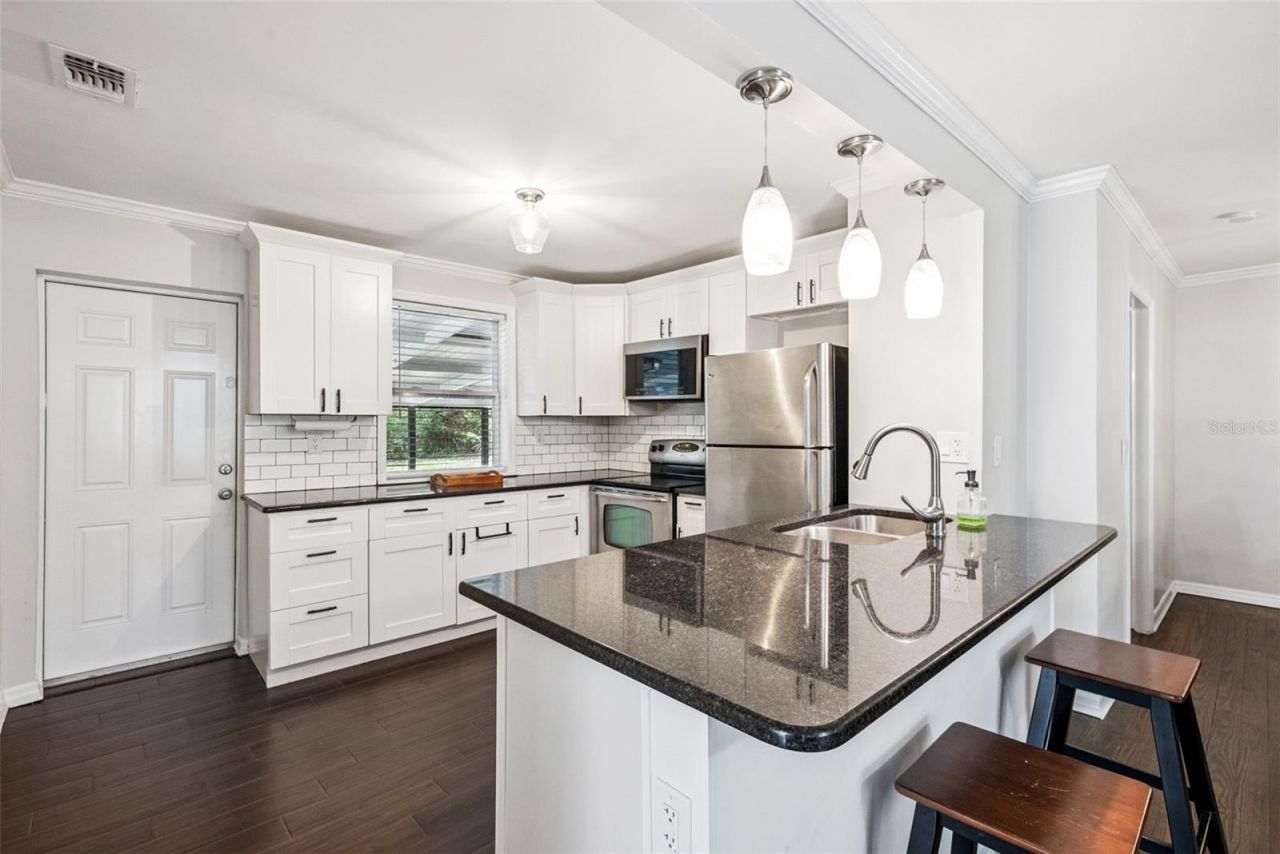 334 W Howry Avenue , Deland, FL 32720 Photo