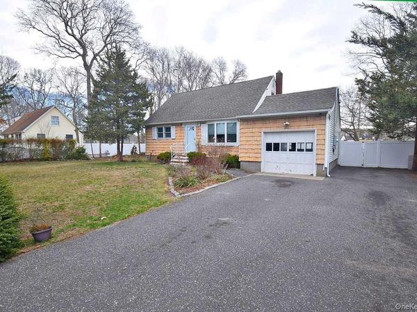 3 Windus Drive, Shirley, NY 11967