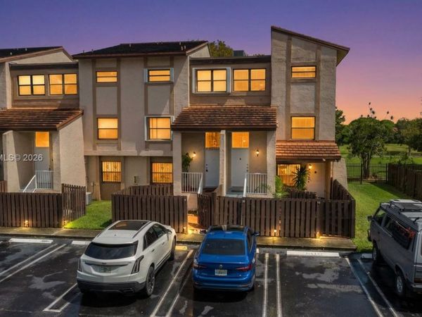 425 W Park Dr , Unit 12, Miami, FL 33172