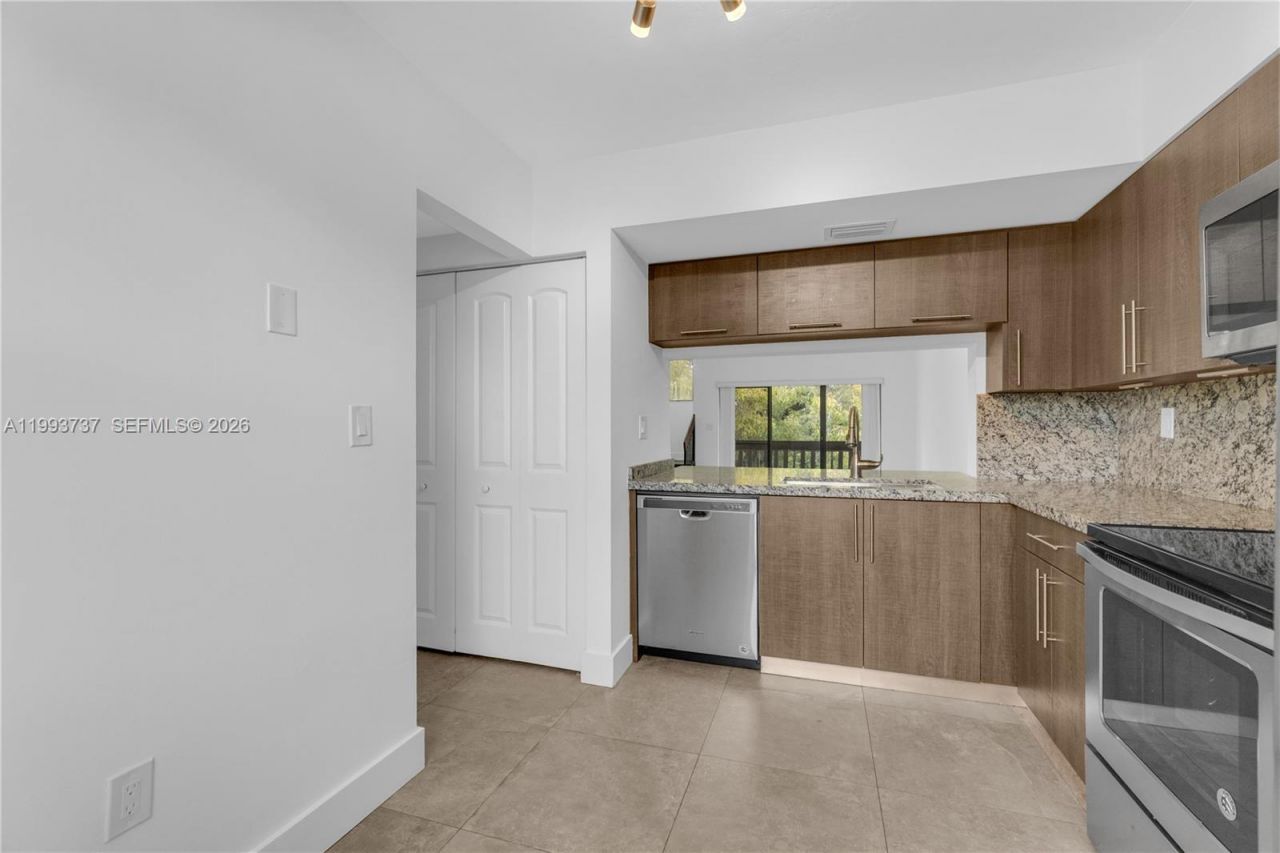 425 W Park Dr , Unit 12, Miami, FL 33172 Photo