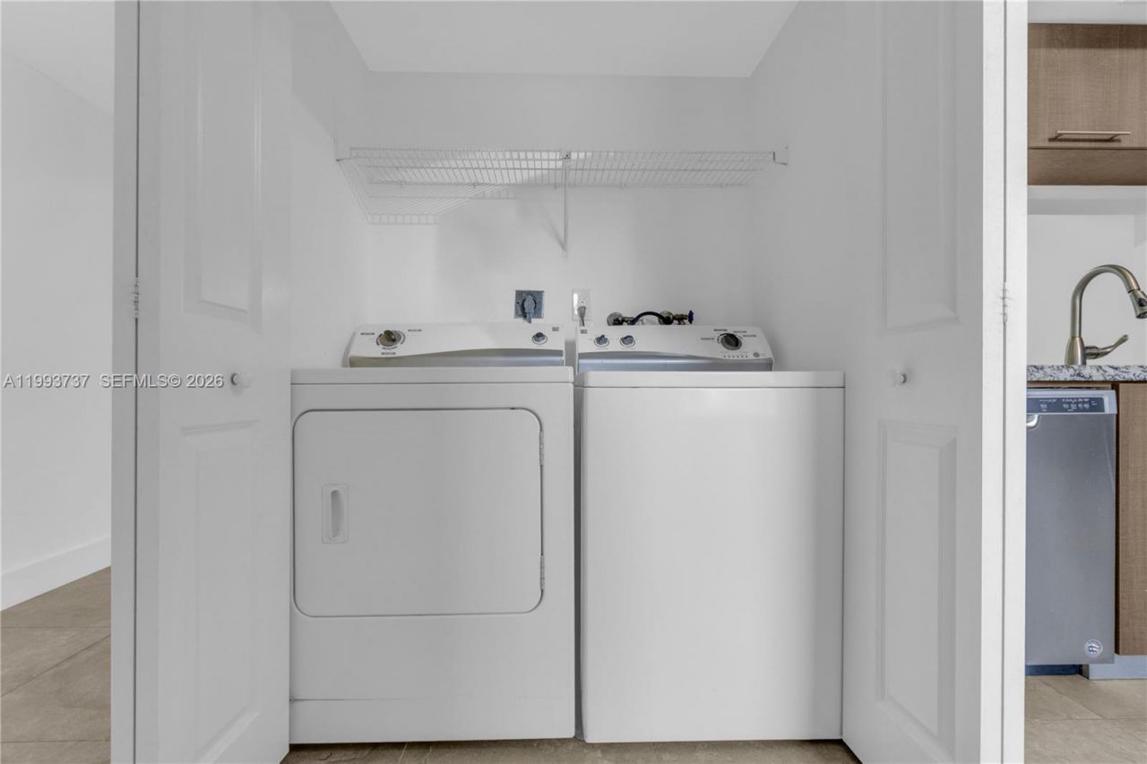 425 W Park Dr , Unit 12, Miami, FL 33172 Photo