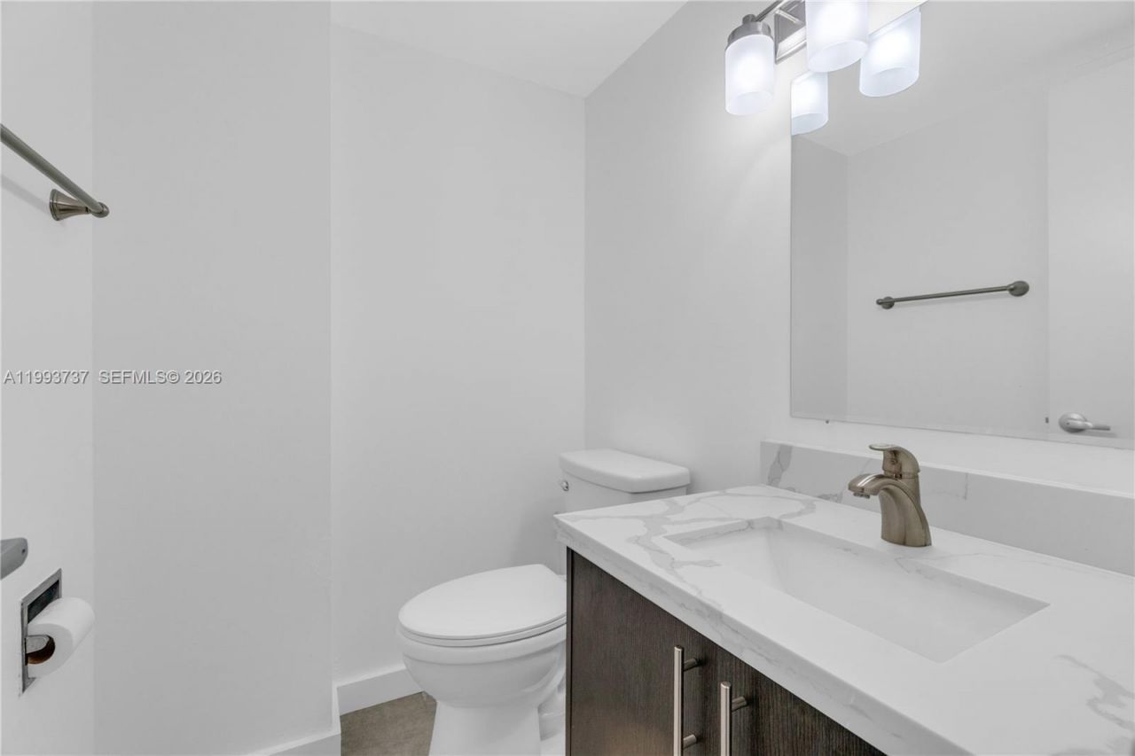 425 W Park Dr , Unit 12, Miami, FL 33172 Photo