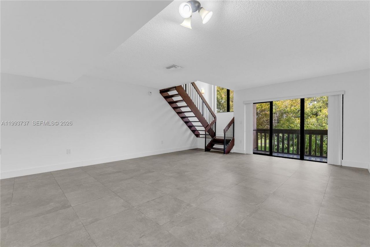 425 W Park Dr , Unit 12, Miami, FL 33172 Photo