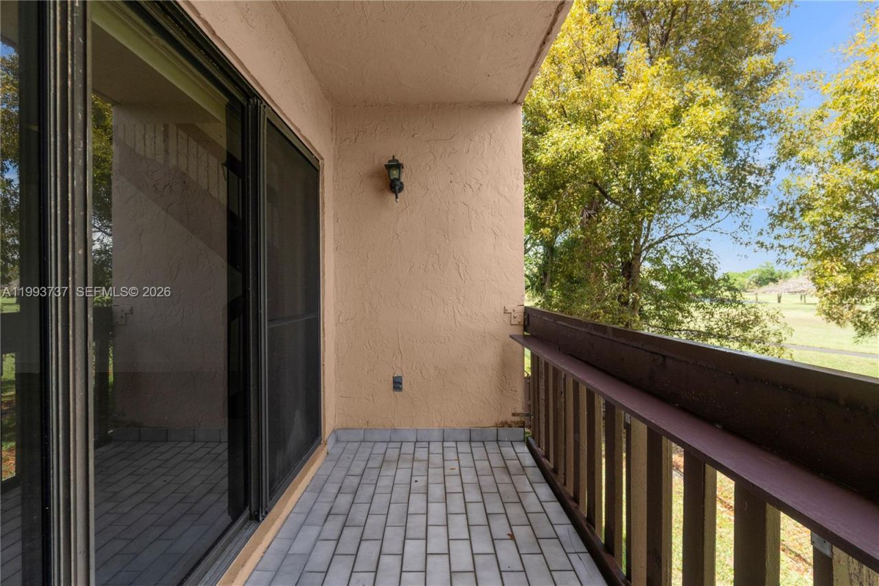 425 W Park Dr , Unit 12, Miami, FL 33172 Photo