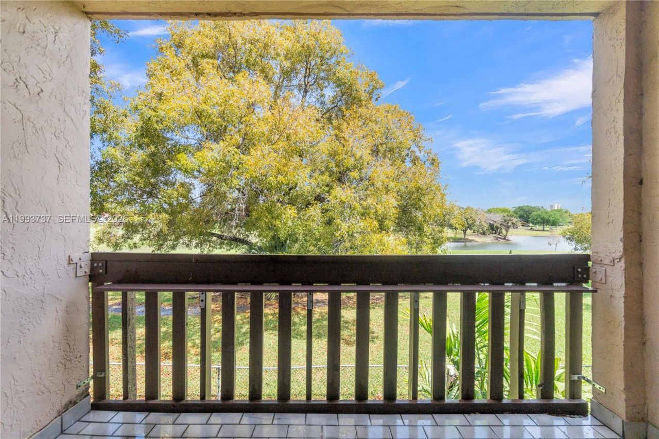 425 W Park Dr , Unit 12, Miami, FL 33172 Photo