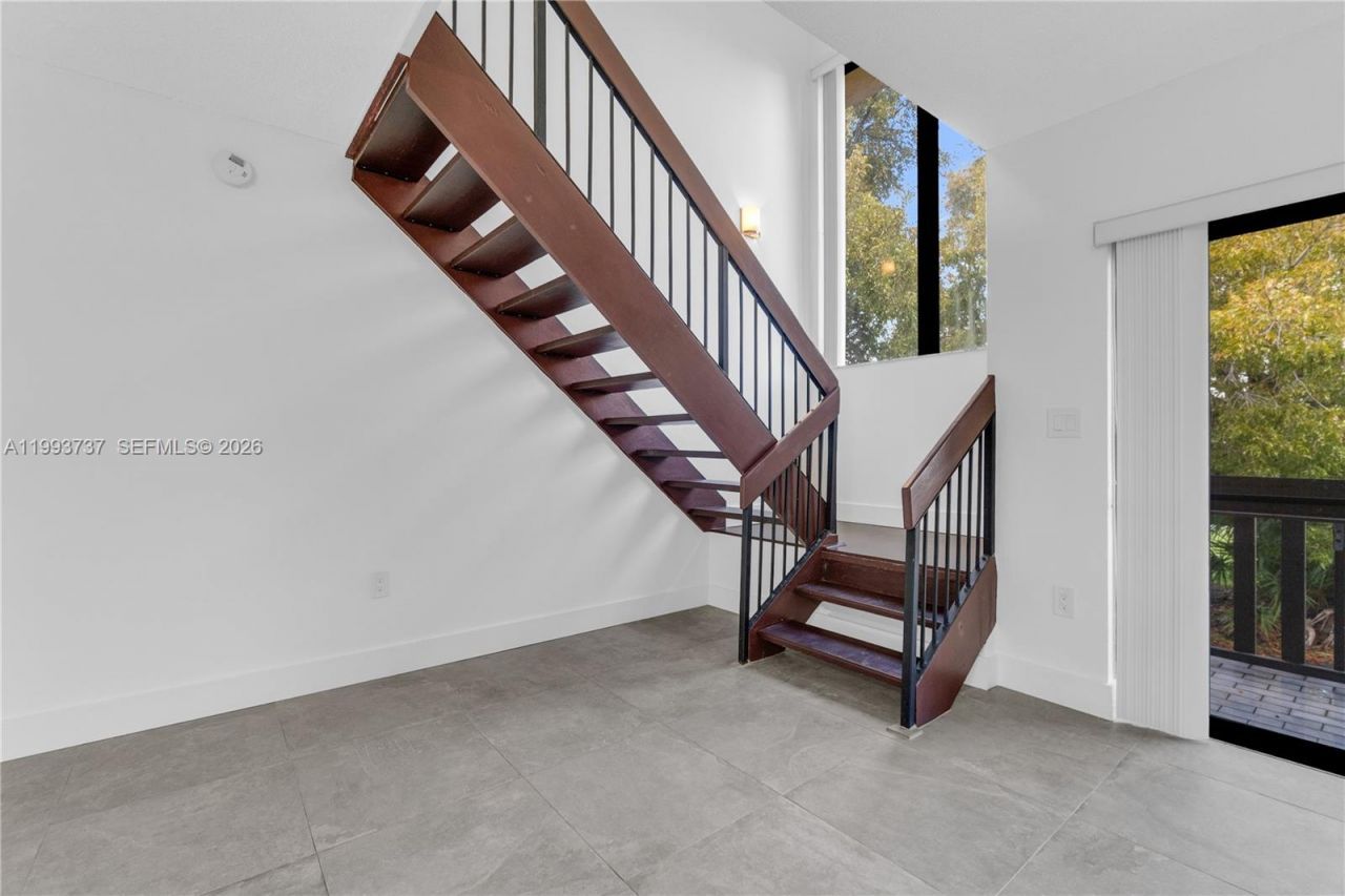 425 W Park Dr , Unit 12, Miami, FL 33172 Photo