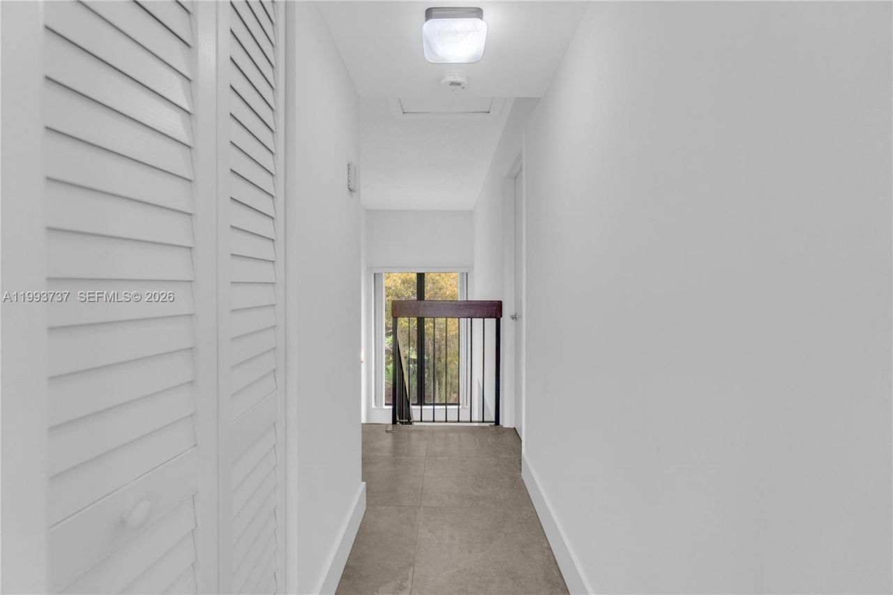 425 W Park Dr , Unit 12, Miami, FL 33172 Photo