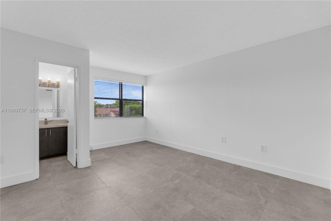 425 W Park Dr , Unit 12, Miami, FL 33172 Photo