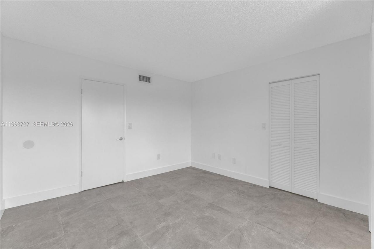 425 W Park Dr , Unit 12, Miami, FL 33172 Photo