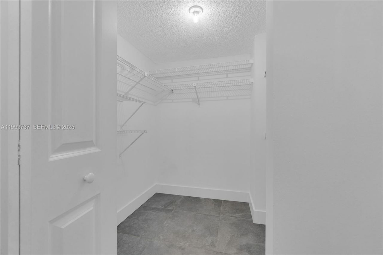 425 W Park Dr , Unit 12, Miami, FL 33172 Photo