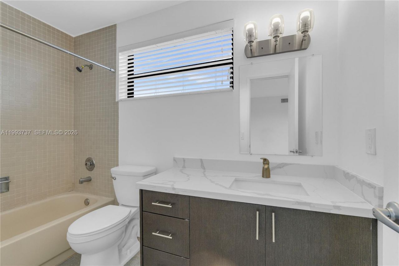 425 W Park Dr , Unit 12, Miami, FL 33172 Photo