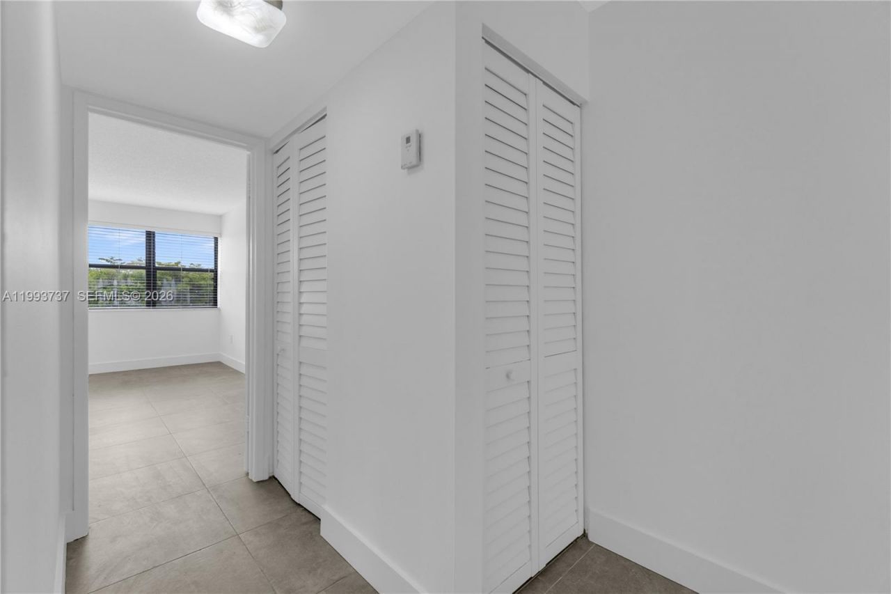 425 W Park Dr , Unit 12, Miami, FL 33172 Photo