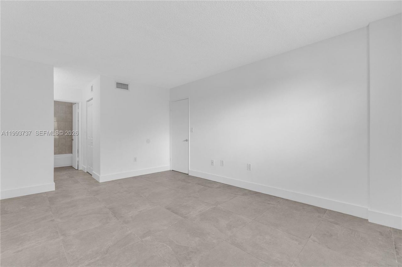 425 W Park Dr , Unit 12, Miami, FL 33172 Photo