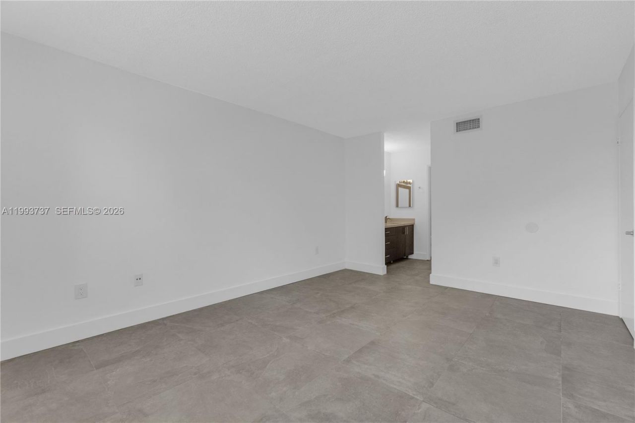 425 W Park Dr , Unit 12, Miami, FL 33172 Photo