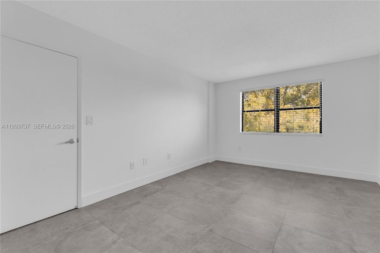 425 W Park Dr , Unit 12, Miami, FL 33172 Photo