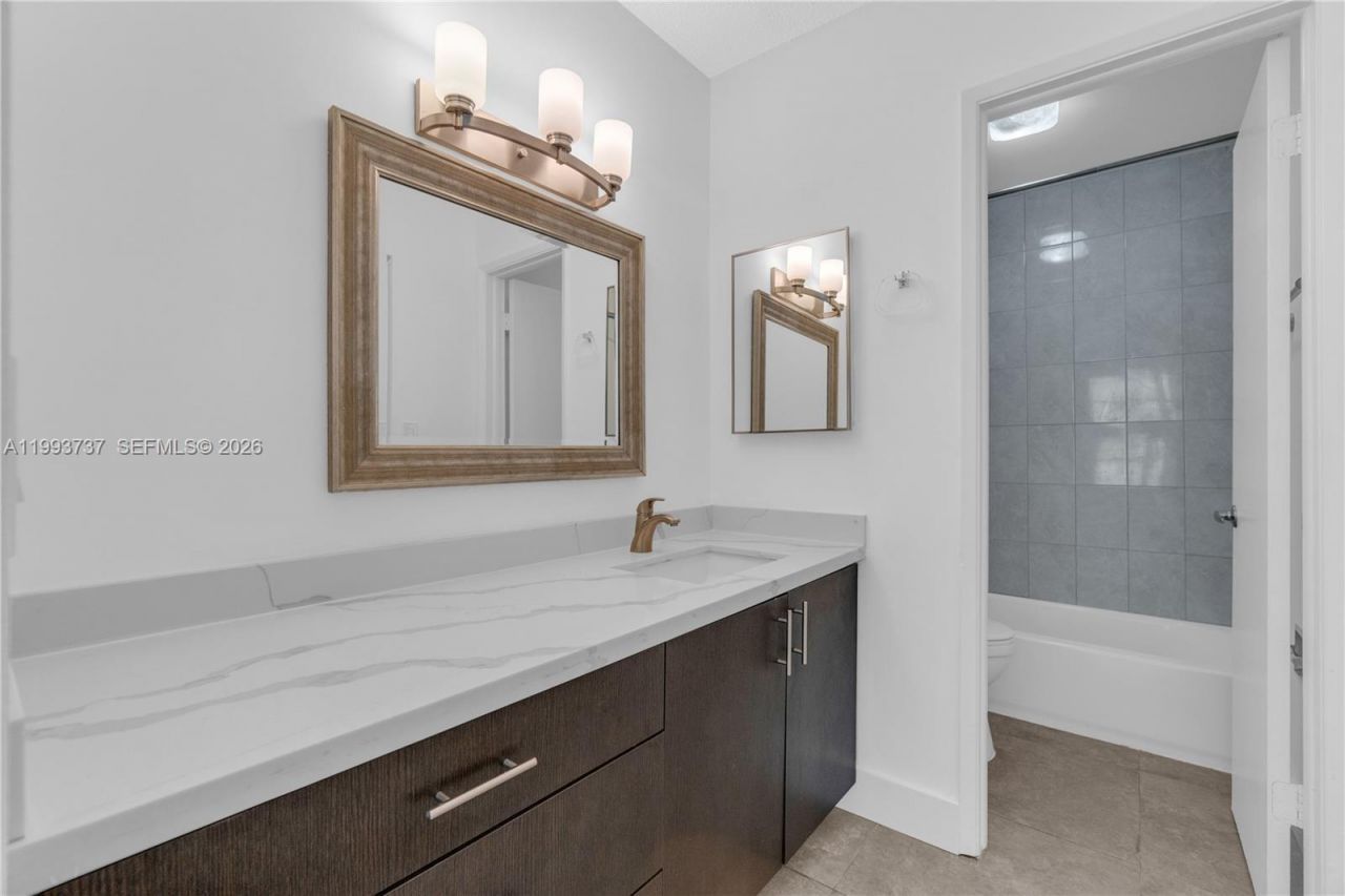 425 W Park Dr , Unit 12, Miami, FL 33172 Photo