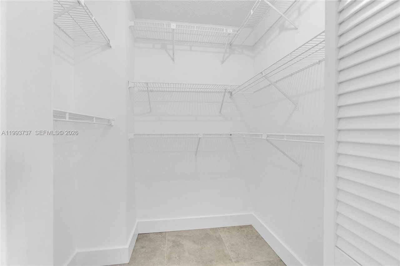 425 W Park Dr , Unit 12, Miami, FL 33172 Photo